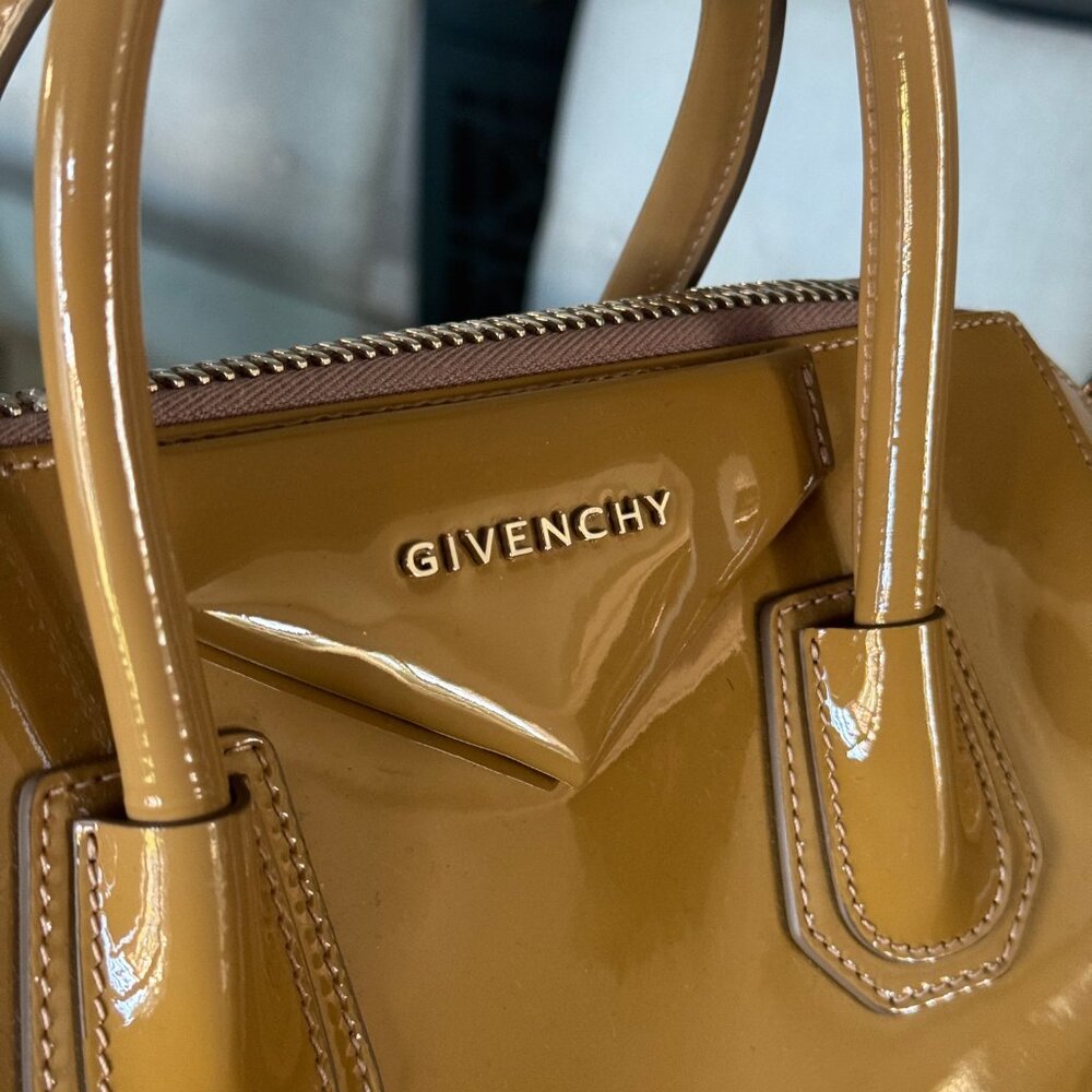 GIVENCHY PATENT LEATHER Antigona Beige Small - Picture 4 of 8